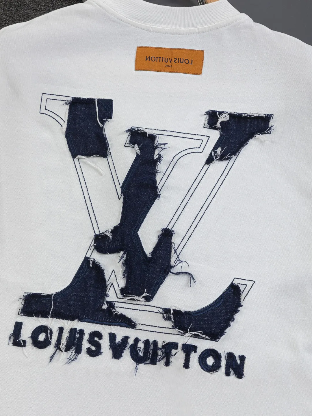 🅿️210 Louis Vuitton 1V LV lv slightly wide version S-XL LV 26ss new products are available at counters simultaneously. Multiple craftsmanship. Front and rear denim patch letters🪡 embroidery. Round neck short-sleeved T-shirt, same style for men and women! Consigned to one-to-one creation. Synchronized with the official website, pure cotton fabrics at the counter! It is close to the skin and comfortable, durable and easy to wear. It has a classic and simple logo design and meticulous original craftsmanship. Short-sleeves, a must-have item for men, do not appear to be the same for the general public, but must be unique and eye-catching. This LV short-sleeve is all about quality, comfort, the same shape and fashion as always, including fabrics and cutting techniques. All of them have been made with great effort! 320 grams of washed pure cotton fabric, pure cotton is breathable, very refreshing and comfortable for daily wear. The rib knitting on the neckline is smooth and tight, and the neckline will not be skewed if you toss it at will. The loose version, you will find that it looks really good on the upper body. The overall is minimalist and neat, super versatile for daily use! Pair it casually with a pair of pants for a youthful look. A T-shirt will make your outfit crazy. It is a fashionable item that can never go wrong! Color: Black White Size: S-XL Size chart: S: Shoulder width 50-Bust 56-Length 70 M: Shoulder width 52-Bust 57-Length 72 L: Shoulder width 54-Bust 59-Length 74 XL: Shoulder width 56-Bust 62-Length 76